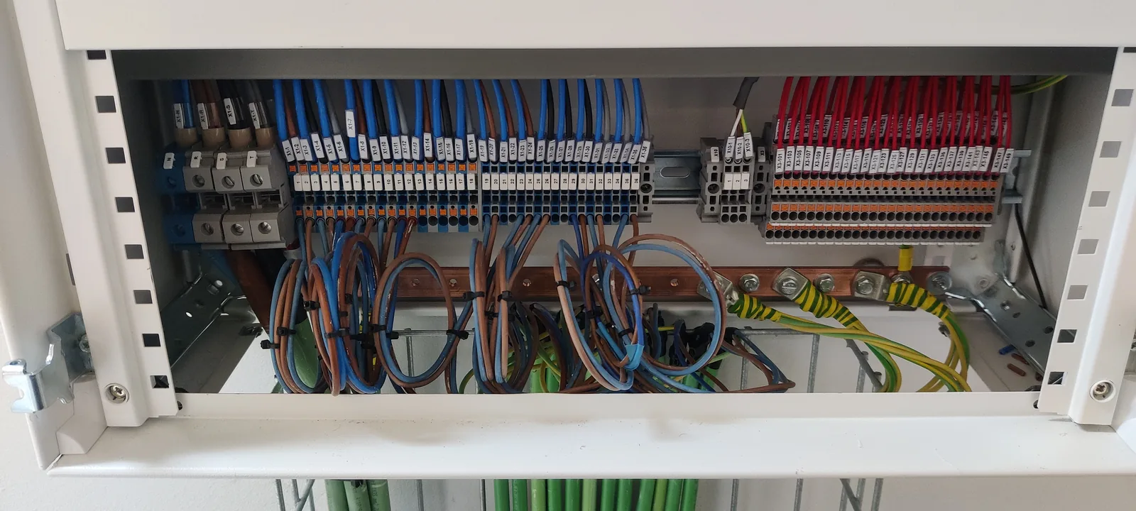 Bornas numeradas en un cuadro eléctrico montado por TLR