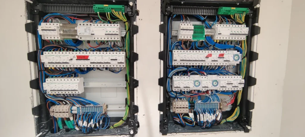 Dos cuadros eléctricos nuevos con circuitos etiquetados