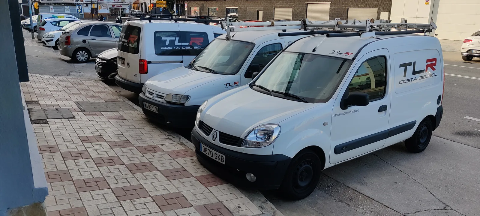 Furgonetas rotuladas de TLR Costa del Sol aparcadas en Torremolinos