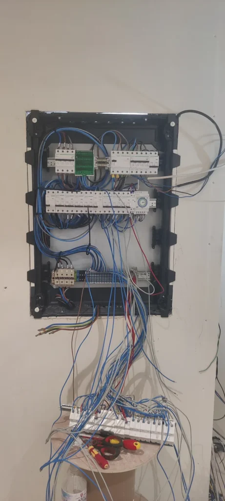 Rack de comunicaciones con patch panels y switches