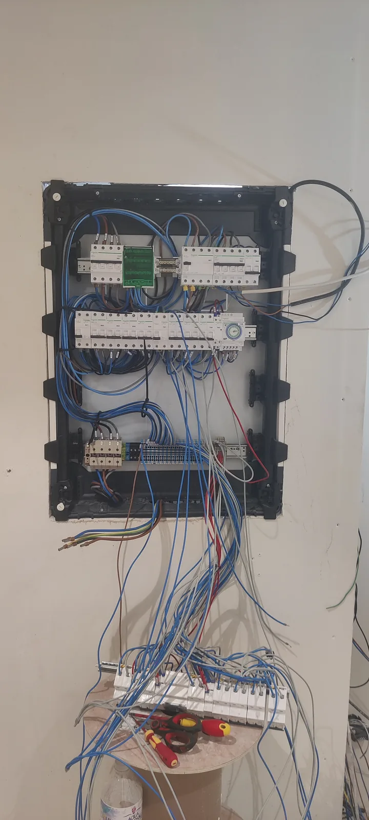Rack de comunicaciones con patch panels y switches